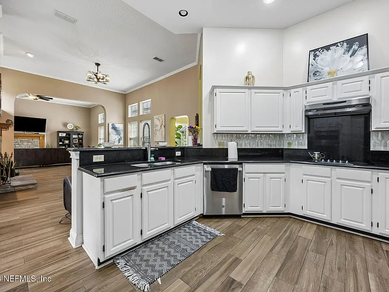 8342 Amherst Hills Ln — Photo 12