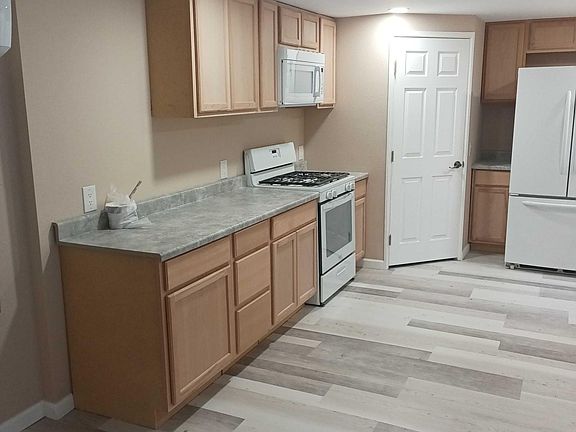 2nd image of 916 Glen Dr