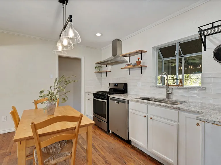 431 Irvington Dr — Photo 12