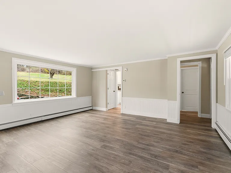 327 W Neck Rd — Photo 4