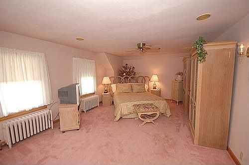 Spacious MBR w/ walk-in closet