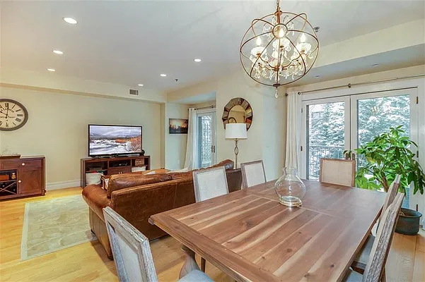 Sold by Nestseekers | media 2