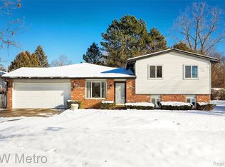 1350 Whitney Rd, Waterford, MI 48328