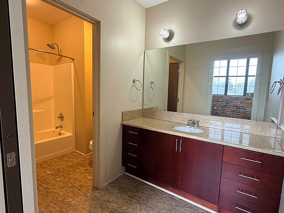 Unit 315 En Suite Full Bathroom