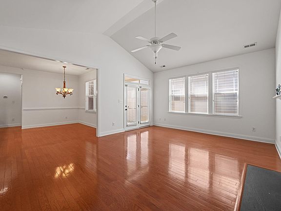 5th image of 47 Denby Cir