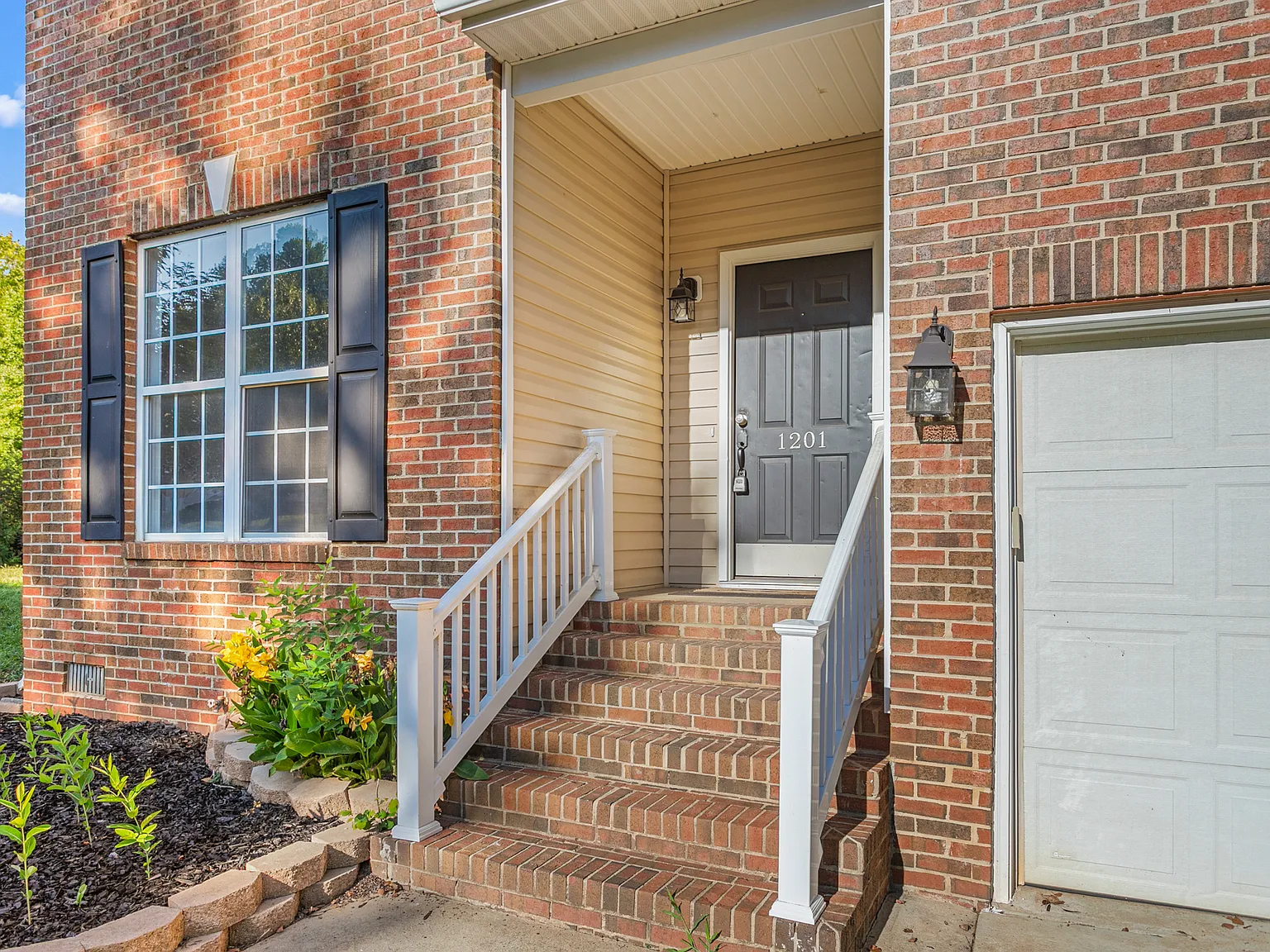 3 bed, 2.5 bath, 1944 sqft, $2,300 — Photo 2