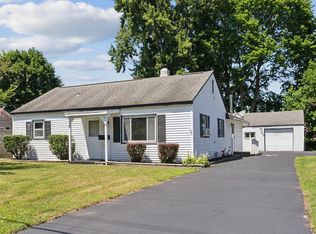 35 Homeland Rd, North Syracuse, NY 13212