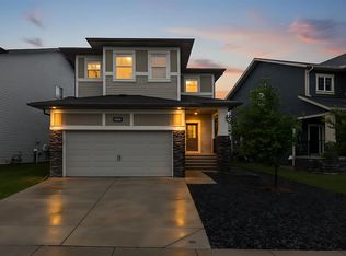 262 E Hillcrest Hts SW, Airdrie, AB T4B 3Z2