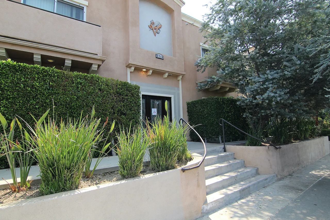 3 bed, 1125 sqft, $3,450 — Photo 2