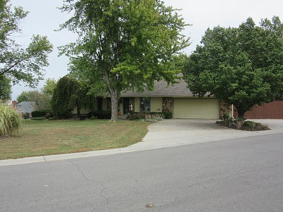 2nd image of 625 Fairway Dr