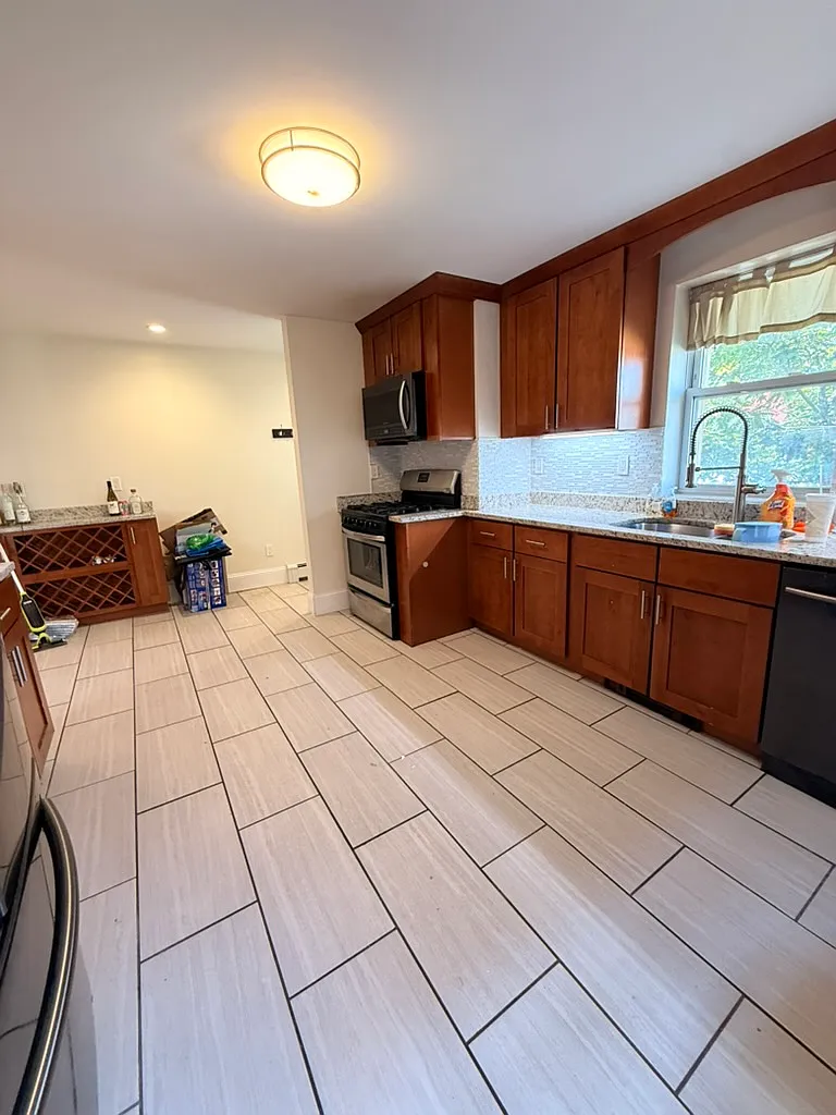 3 bed, 1000 sqft, $3,000 — Photo 3