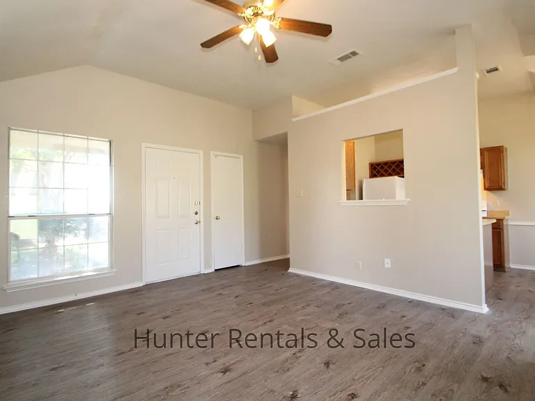 3801 Winchester Dr — Photo 4