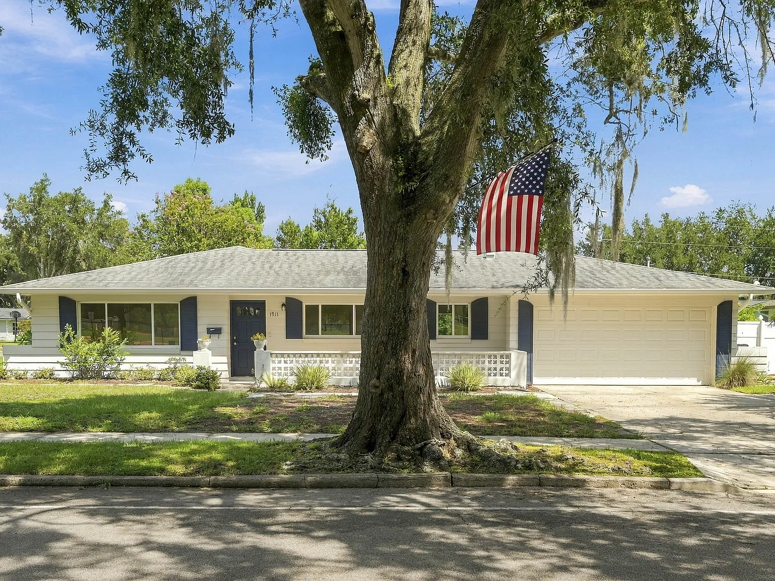 4 bed, 1992 sqft, $3,900 — Photo 1