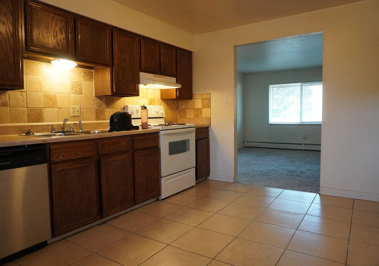 Utilities Included! Gas, Heat, Water, Sewer And Trash. You Pay Electricity And Internet! — Photo 1