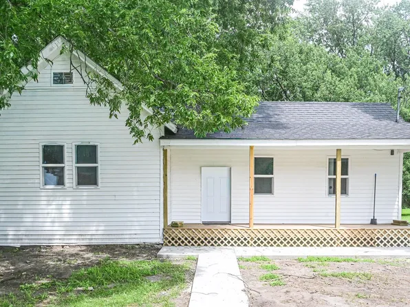 512 S 5th St, Manchester, IA 52057