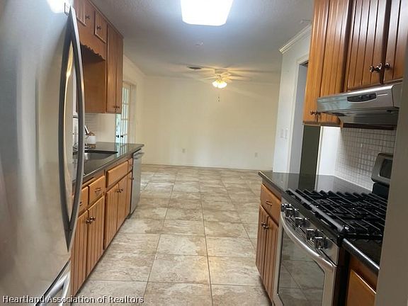 4th image of 2458 Lakeview Dr