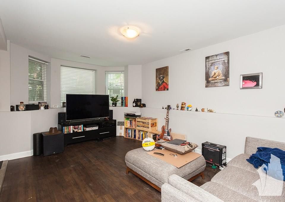 1st image of 3310 N Kenmore Ave APT 2S