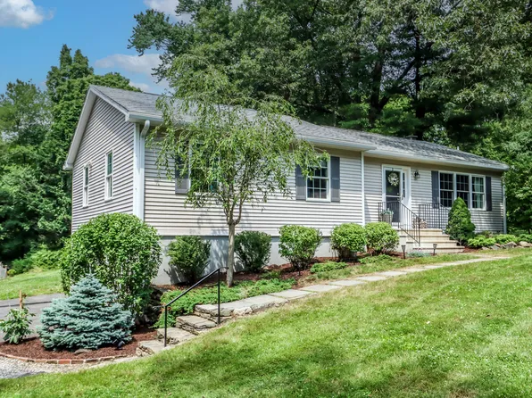 10 Deerfield Drive, Newtown, CT 06482