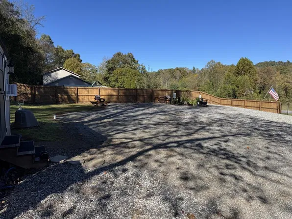 14 Chatuge Village Dr, Hayesville, NC 28904