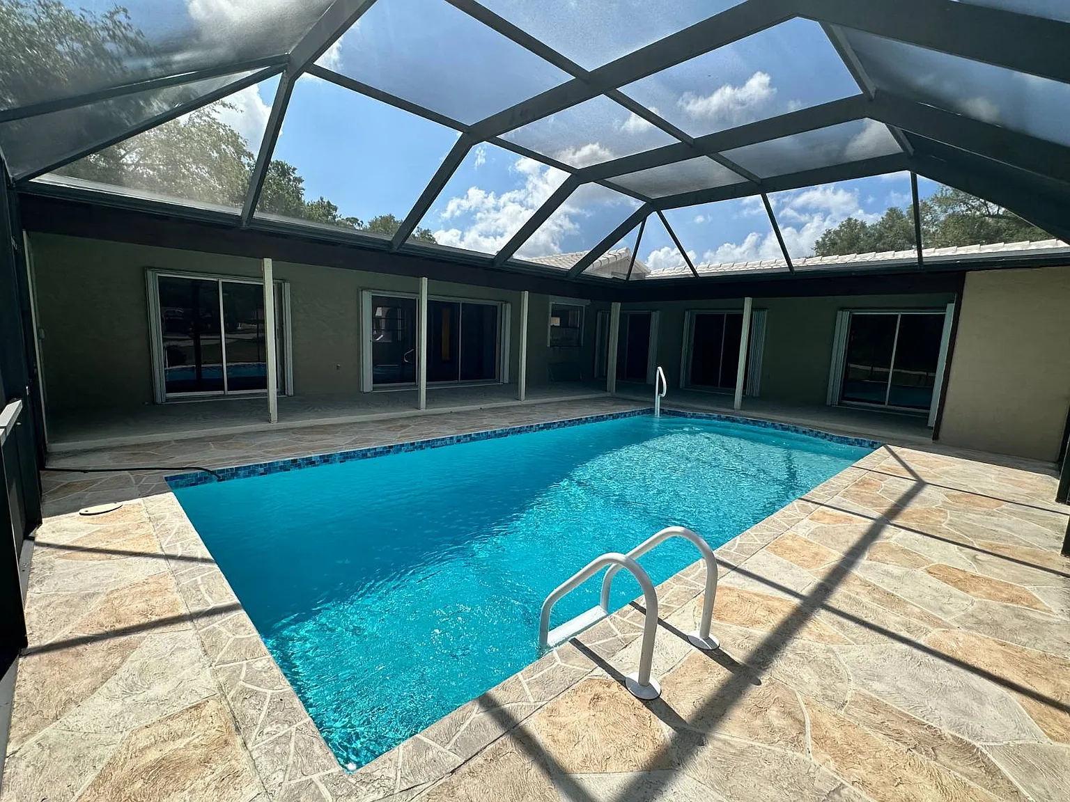 3 bed, 3.0 bath, 2700 sqft, $2,500 — Photo 2