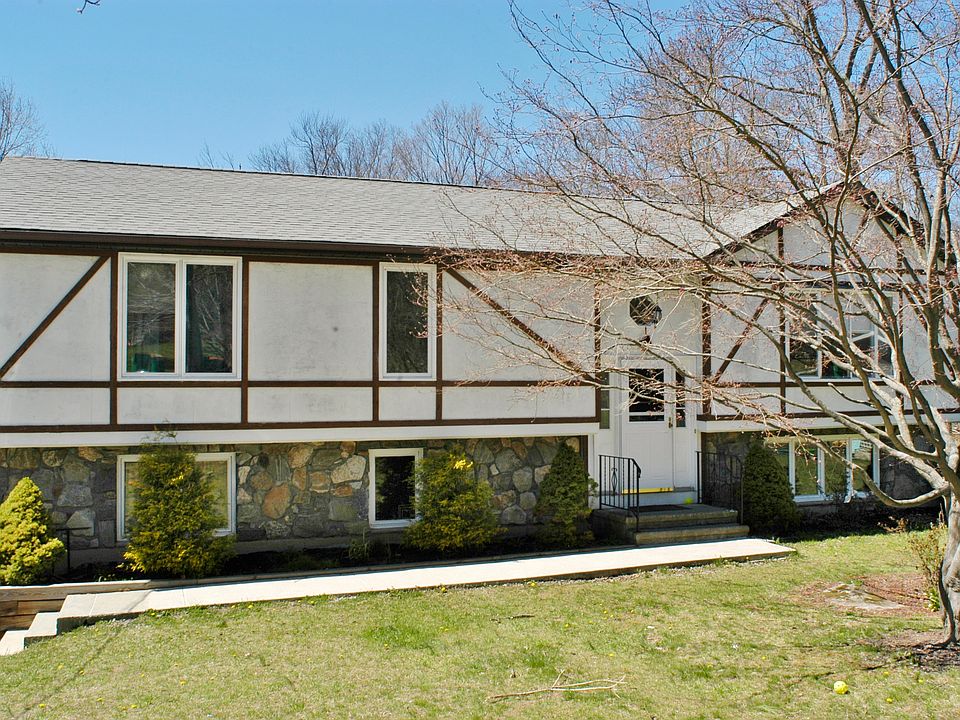 1st image of 137 Chief Nimham Cir