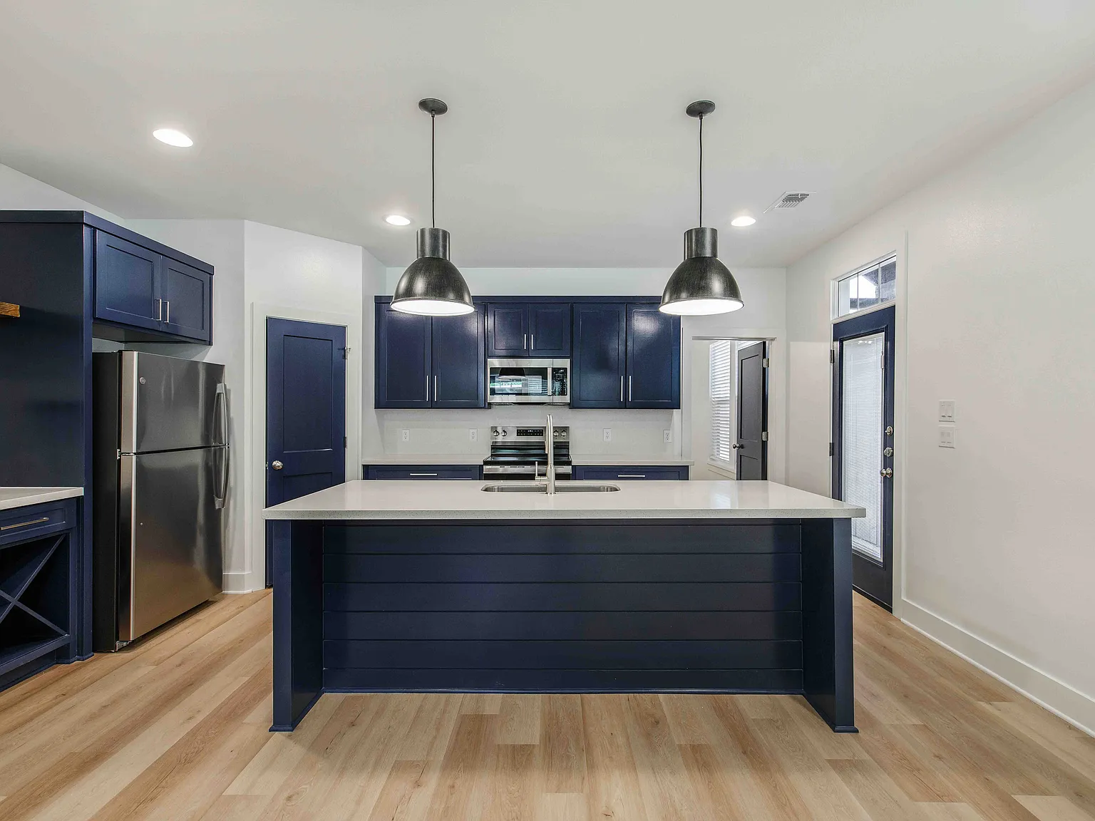 4 bed, 4.5 bath, 2000 sqft, $3,400 — Photo 3