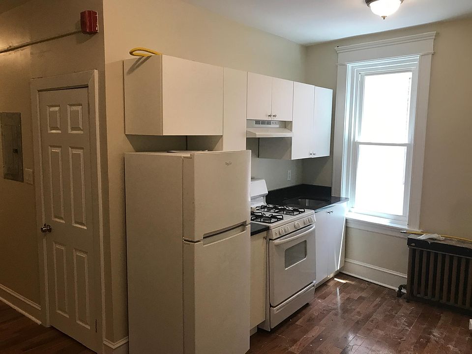 Kitchen with eat in area