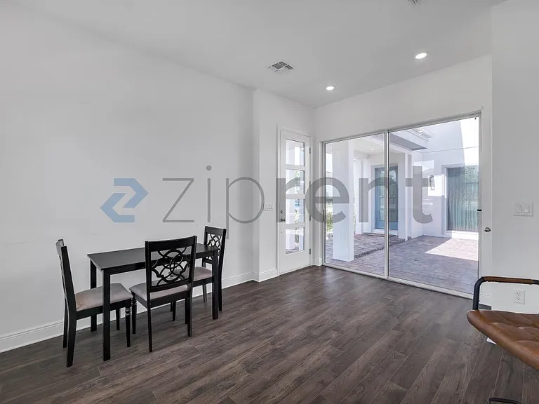 10382 Marconi Ave — Photo 5