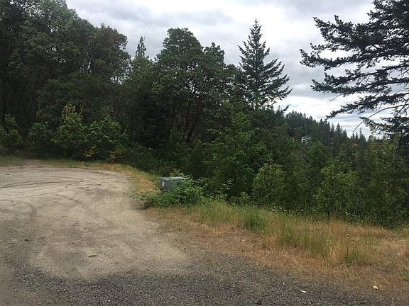 5th image of 935 Ivy Ln