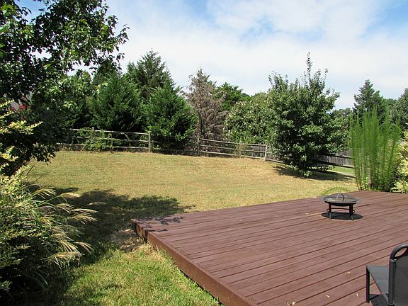 Huge Deck and Fenced Backyard