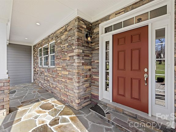 4th image of 490 Mapleton Ln