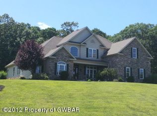 9 Seven Iron Dr, Mountain Top, PA 18707