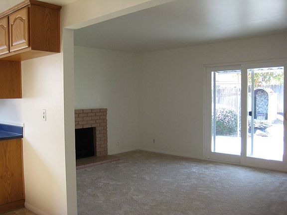 Great Fam Room w/Fireplace