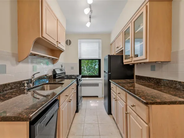 4 Town House Place #3F, Great Neck, NY 11021