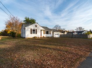 7 Ridgefield Rd, Enfield, CT 06082