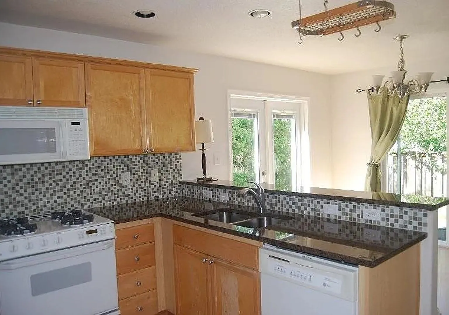 Spacious 3 Bedroom Home with Granite Kitchen, Fireplace & Attached Garage — Photo 3