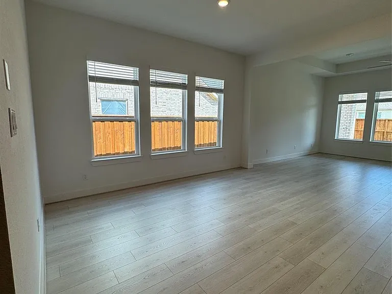 7129 Carriage Light Dr — Photo 18