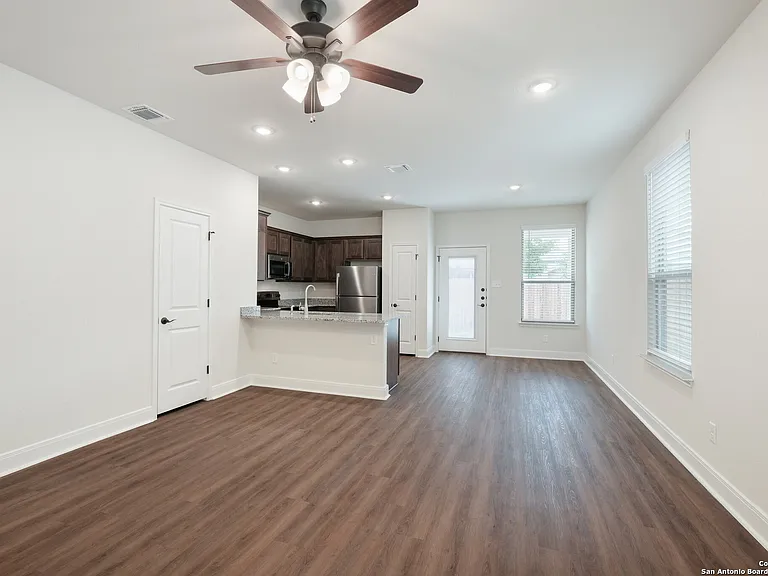 2507 Lynwood Bnd — Photo 4