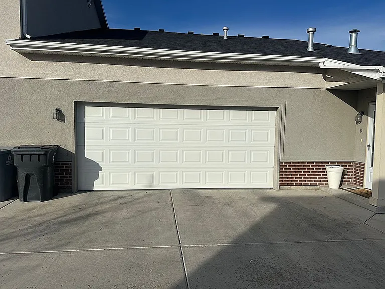 Exterior view of a congruent garage.