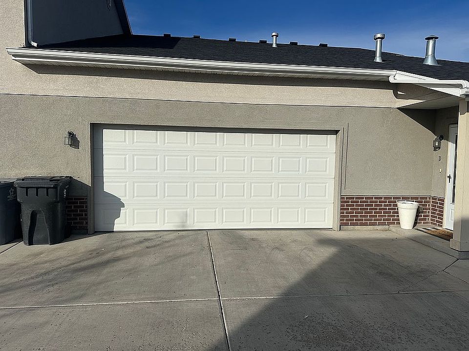 Exterior view of a congruent garage.