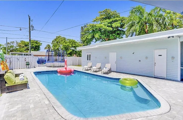 3 bed, 15 sqft, $4,900 — Photo 3