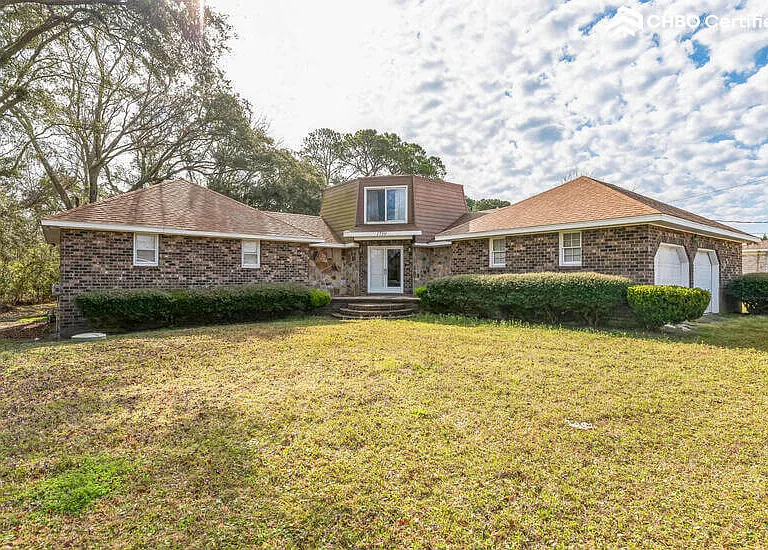 1710 Folly Rd — Photo 2