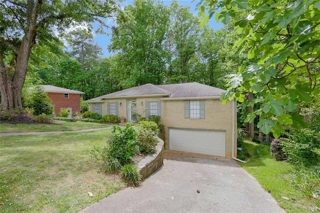 3 bed, 2.0 bath, 1485 sqft, $1,900 — Photo 2