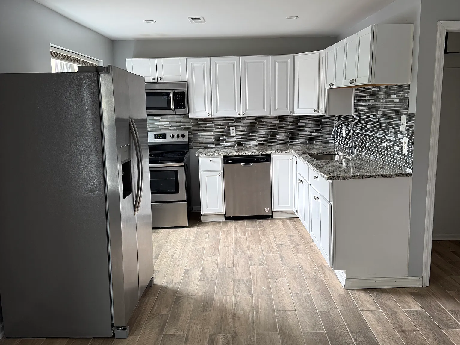 3 bed, 1000 sqft, $2,000 — Photo 3