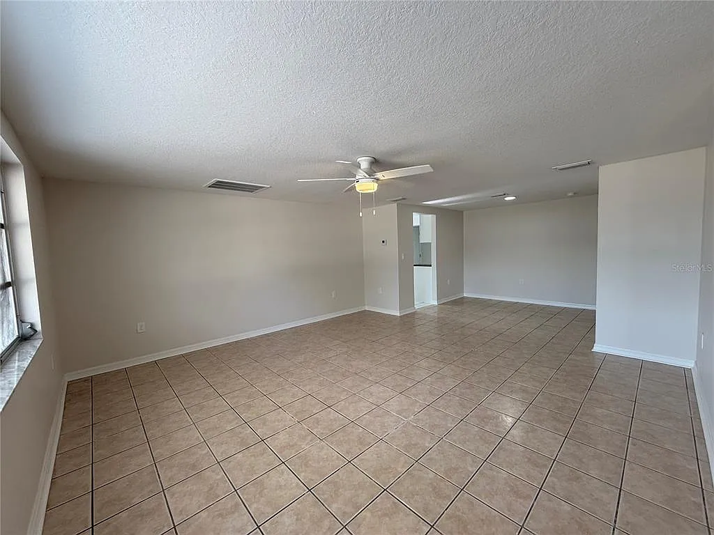 3 bed, 2.0 bath, 1429 sqft, $1,995 — Photo 3