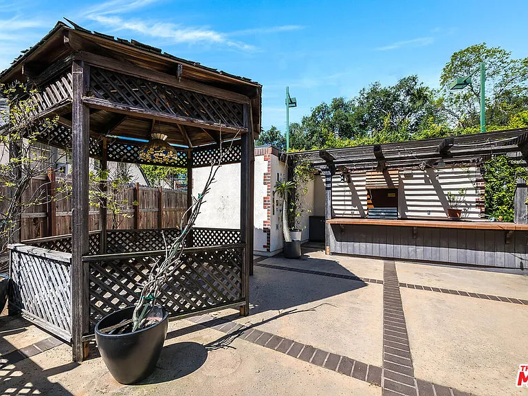 2441 Glendower Ave — Photo 31