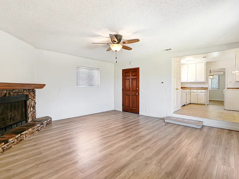 677 N Tulare Way — Photo 2