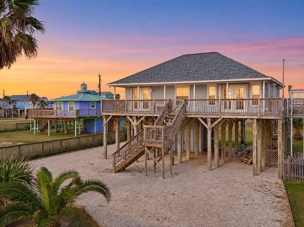904 Surf Dr, Surfside Beach, TX 77541