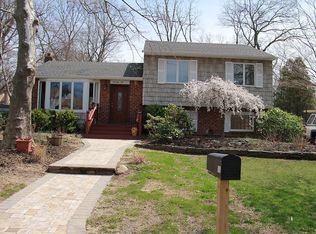 76 Brand Dr, Huntington, NY 11743