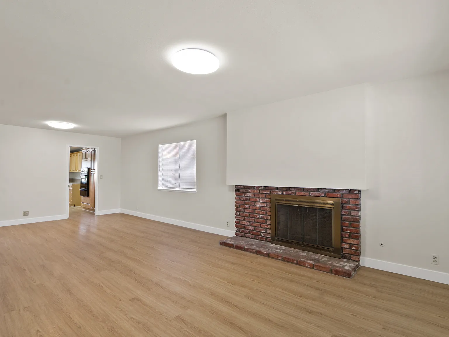 5 bed, 2370 sqft, $6,495 — Photo 2